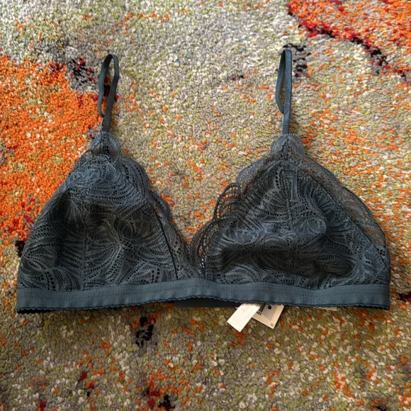 Aritzia Talula
Monterey Bralette outer space bra size small - Picture 2 of 3
